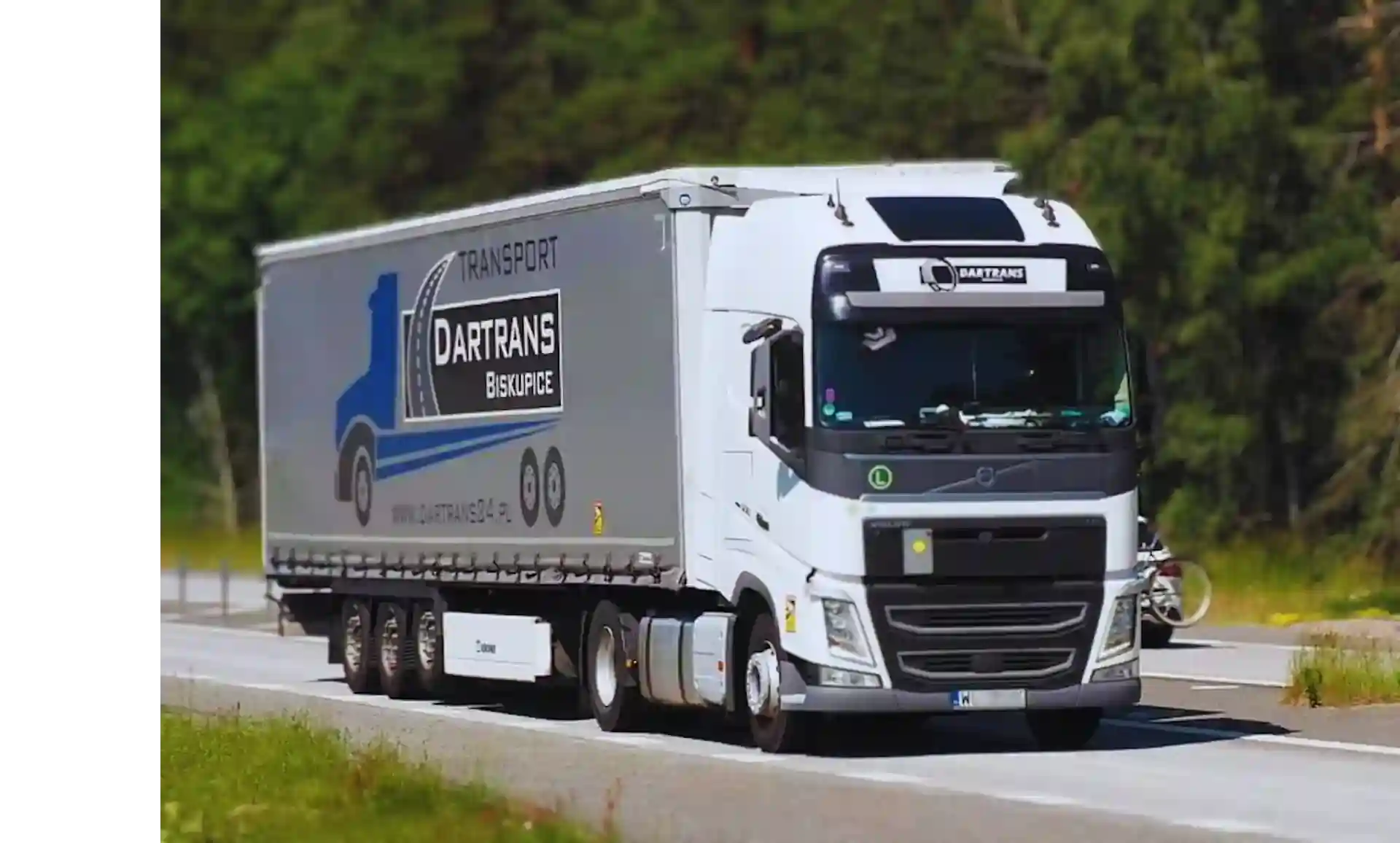 Nowoczesna ciężarówka Scania na europejskiej autostradzie - praca dla kierowcy C+E